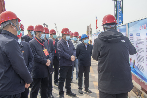 王乐新一行实地查看了黄河特大桥一标主墩平台钢围